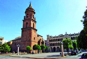 Plaza de España , ayuntamiento, iglesia San Miguel