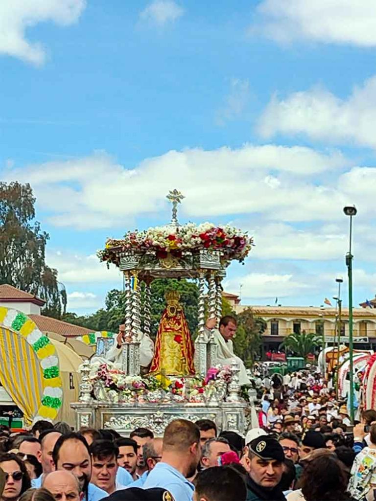 Virgen romería en andas