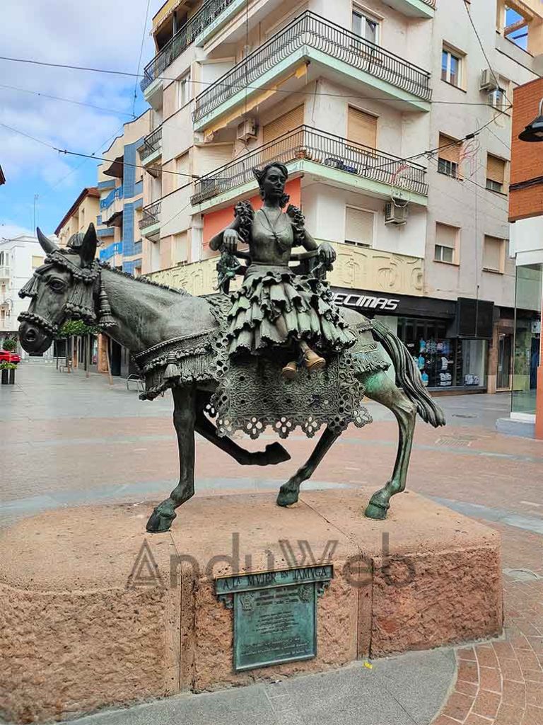 Monumento mujer en jamuga de Andújar